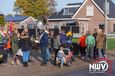 Verrassende aankomst van Sinterklaas in mini stoomboot via de Puttenerbeek op de Hoge Enk. - © NWVFoto.nl