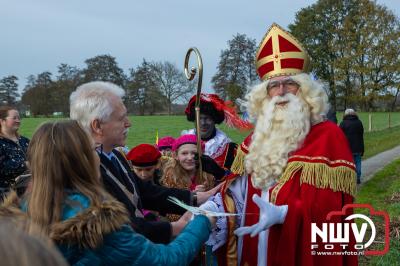Verrassende aankomst van Sinterklaas in mini stoomboot via de Puttenerbeek op de Hoge Enk. - © NWVFoto.nl
