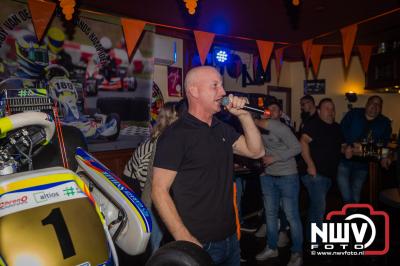 Vrijdag avond waren er diverse artiesten op het feest bij Kokki's café om het kampioenschap van Jordy te vieren.    - © NWVFoto.nl