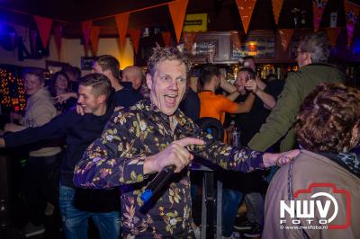 Vrijdag avond waren er diverse artiesten op het feest bij Kokki's café om het kampioenschap van Jordy te vieren.    - © NWVFoto.nl