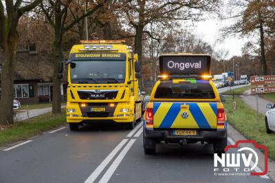 Weer ongeval twee auto's en vrachtwagen t.h.v de afslag naar bezoekerscentrum Dr. A Vogeltuin op 't Harde. - © NWVFoto.nl