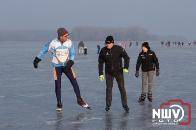 Het kon even, schaatsen op het Drontermeer en dat moment pakte vele liefhebbers uit de regio Elburg. - © NWVFoto.nl