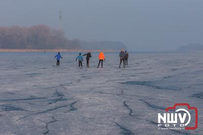 Het kon even, schaatsen op het Drontermeer en dat moment pakte vele liefhebbers uit de regio Elburg. - © NWVFoto.nl