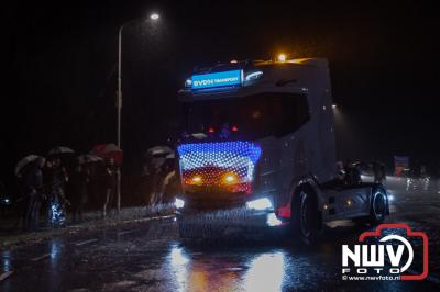 Tientallen verlichte trekkers, vrachtwagens en auto's maakte een rondrit door de gemeente Elburg. - © NWVFoto.nl