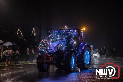 Tientallen verlichte trekkers, vrachtwagens en auto's maakte een rondrit door de gemeente Elburg. - © NWVFoto.nl