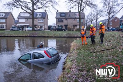 Berger en duikers hebben een auto die in de nacht van vrijdag op zaterdag te water raakte zaterdagmorgen geborgen in Elburg. - © NWVFoto.nl