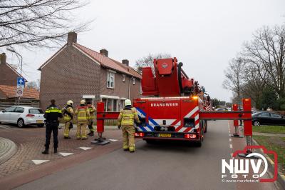 Brandweer rukt uit voor melding schoorsteenbrand op 't Harde. De houtkachel was over verhit geraakt en heeft de rookmelders aflaten gaan in huis.. - © NWVFoto.nl