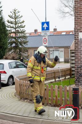 Brandweer rukt uit voor melding schoorsteenbrand op 't Harde. De houtkachel was over verhit geraakt en heeft de rookmelders aflaten gaan in huis.. - © NWVFoto.nl