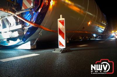 Exceptioneel transport met windmolen onderdeel raakt van de weg in Swifterbant  - © NWVFoto.nl