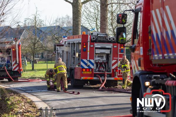 Grote brand in rieten kap laat enorme schade achter aan woning Oost Oenerweg in Oene - © NWVFoto.nl