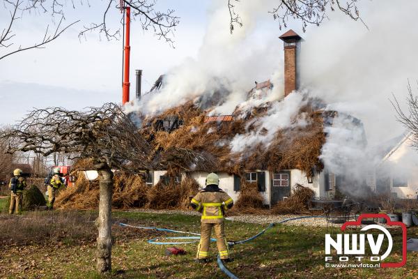 Grote brand in rieten kap laat enorme schade achter aan woning Oost Oenerweg in Oene - © NWVFoto.nl