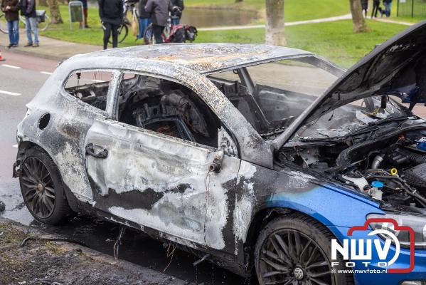 Spontane autobrand verwoest auto Klokbekerweg in Elburg - © NWVFoto.nl