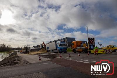 Vrachtwagen geladen met mais beland op zijkant dwars over de Kamperzeedijk N760 nadat hij in de berm terecht was gekomen. - © NWVFoto.nl