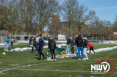 Zaterdagmiddag kon de derby ElburgerSC tegen DSV'61 door gaan, dankzij de inzet van een sneeuwploeg van een kleine 70 vrijwilligers. - © NWVFoto.nl