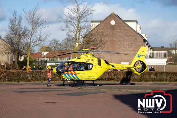 Traumahelikopter uit Groningen landt midden in woonwijk Elburg - © NWVFoto.nl