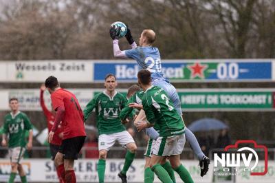 Op een nat Bovenmolen sportpark kon Owios niet voorkomen dat belangrijke punten naar Be Quick 28 gingen. - © NWVFoto.nl