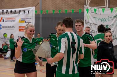 Na al zeker te zijn van promotie naar de eerste klasse, wist KVE ook het kampioenschap binnen te halen. - © NWVFoto.nl
