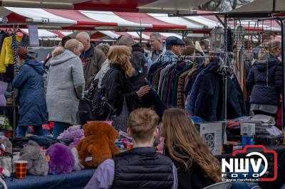 Marktkramen bezetten eerste veld van DSV'61, voor de tweede paasdag vlooienmarkt van supporters vereniging Oranje Zwart. - © NWVFoto.nl