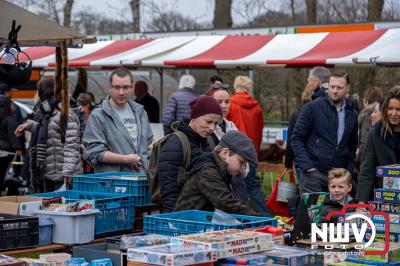 Marktkramen bezetten eerste veld van DSV'61, voor de tweede paasdag vlooienmarkt van supporters vereniging Oranje Zwart. - © NWVFoto.nl