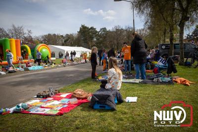 Kleedjesmarkt, springkussens, muziek de oranje vereniging had het weer goed georganiseerd voor jong en oud op 't Harde. - © NWVFoto.nl