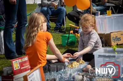 Kleedjesmarkt, springkussens, muziek de oranje vereniging had het weer goed georganiseerd voor jong en oud op 't Harde. - © NWVFoto.nl