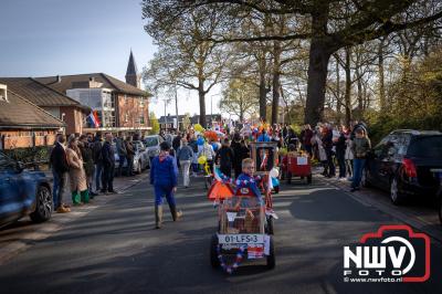 Traditionele optocht versierde wagens door Doornspijk. - © NWVFoto.nl