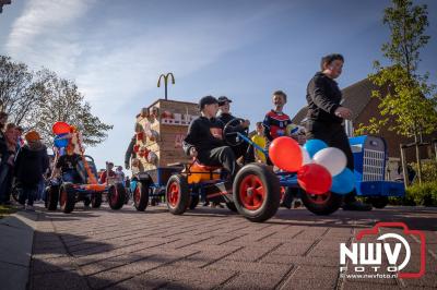 Traditionele optocht versierde wagens door Doornspijk. - © NWVFoto.nl
