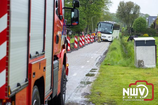 Brandweer opgeroepen voor touringcar in benarde situatie Huisdijk Doornspijk - © NWVFoto.nl