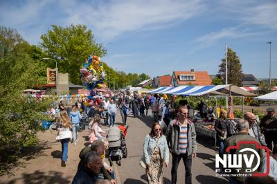 Duizenden bezoeken grootste vlooienmarkt van de Noord-West Veluwe op 't Harde. - © NWVFoto.nl
