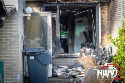Blok woningen in Wezep ontruimt tijdens middelbrand seniorenwoning, bewoner door ambulance personeel onderzocht. - © NWVFoto.nl