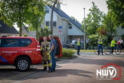 Blok woningen in Wezep ontruimt tijdens middelbrand seniorenwoning, bewoner door ambulance personeel onderzocht. - © NWVFoto.nl