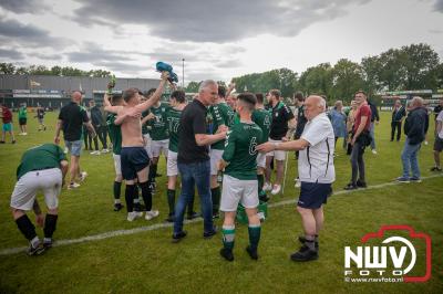 sv 't Harde behaald kampioenschap in de 4 klasse D, en viert feest na overwinning op Noord Veluwe Boys op sportpark Schenk. - © NWVFoto.nl