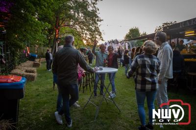 Op de oude plek van de gasfabriek in de vesting Elburg werd vrijdagavond een druk bezocht stads festival gehouden. - © NWVFoto.nl