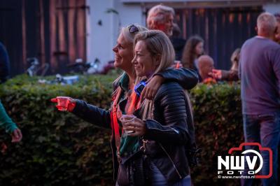 Op de oude plek van de gasfabriek in de vesting Elburg werd vrijdagavond een druk bezocht stads festival gehouden. - © NWVFoto.nl