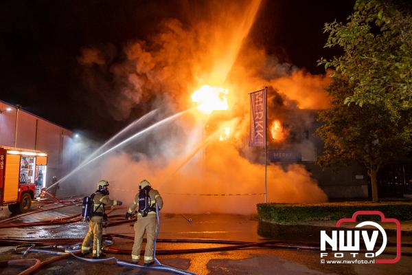 Zeer grote brand verwoest meerdere bedrijven aan de Noorderbreedte in Elburg - © NWVFoto.nl