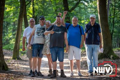 Woensdagavond liepen de wandelaars over de landgoederen op 't Harde, dit was de eerste wandeldag. Dinsdagavond was afgelast i.v.m. aankondiging code oranje. - © NWVFoto.nl