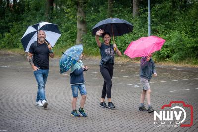 Storm, zon, en vandaag tijdens het wandelen naar De Haere regen, maar dit weerhield de wandelaars op 't Harde niet om te gaan starten. - © NWVFoto.nl