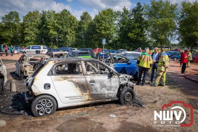 Grote inzet van bergingsbedrijven en brandweerkorpsen voor het blussen van elektrische auto's in Biddinghuizen - © NWVFoto.nl