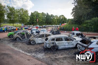 Grote inzet van bergingsbedrijven en brandweerkorpsen voor het blussen van elektrische auto's in Biddinghuizen - © NWVFoto.nl