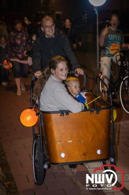 Oranje vereniging 't Harde organiseerde tijdens het feestweekend een lampionoptocht voor de kinderen. - © NWVFoto.nl
