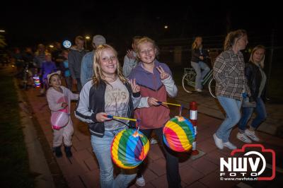 Oranje vereniging 't Harde organiseerde tijdens het feestweekend een lampionoptocht voor de kinderen. - © NWVFoto.nl
