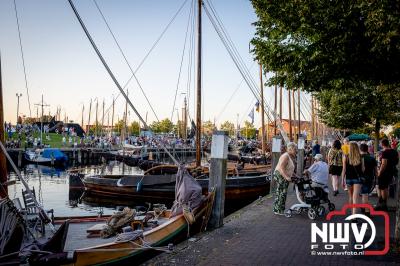 Binnen komst botters tijdens de vlootshow van de Botterdagen op donderdagavond in Elburg. - © NWVFoto.nl