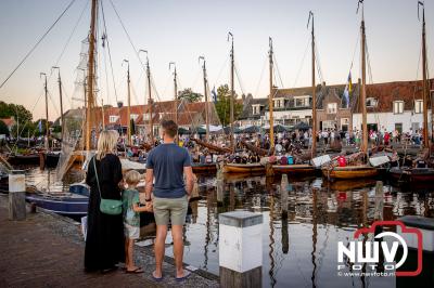 Binnen komst botters tijdens de vlootshow van de Botterdagen op donderdagavond in Elburg. - © NWVFoto.nl