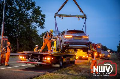 Auto komt tot stilstand voor spoorlijn tussen ‘t Harde en Wezep, nadat deze 55 meter van de snelweg A28 is geraakt - © NWVFoto.nl