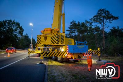 Auto komt tot stilstand voor spoorlijn tussen ‘t Harde en Wezep, nadat deze 55 meter van de snelweg A28 is geraakt - © NWVFoto.nl
