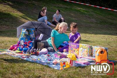 Kinderen kleedjesmarkt op 't Harde levert kinderen extra zakcentje op. - © NWVFoto.nl