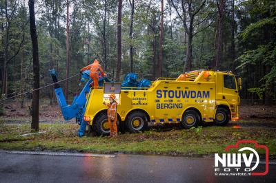 Vrachtwagen belandt naast de weg en komt tot stilstand tegen boom Soerelseweg N795 in Epe - © NWVFoto.nl