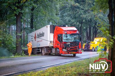 Vrachtwagen belandt naast de weg en komt tot stilstand tegen boom Soerelseweg N795 in Epe - © NWVFoto.nl
