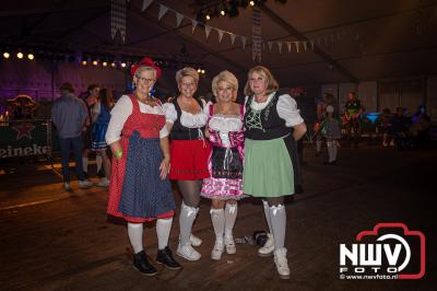 De regio kon vrijdagavond genieten op 't Harde van Kokki's Veluws Oktoberfest, in de feestent op het ijsbaanterrein. - © NWVFoto.nl