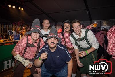 De regio kon vrijdagavond genieten op 't Harde van Kokki's Veluws Oktoberfest, in de feestent op het ijsbaanterrein. - © NWVFoto.nl